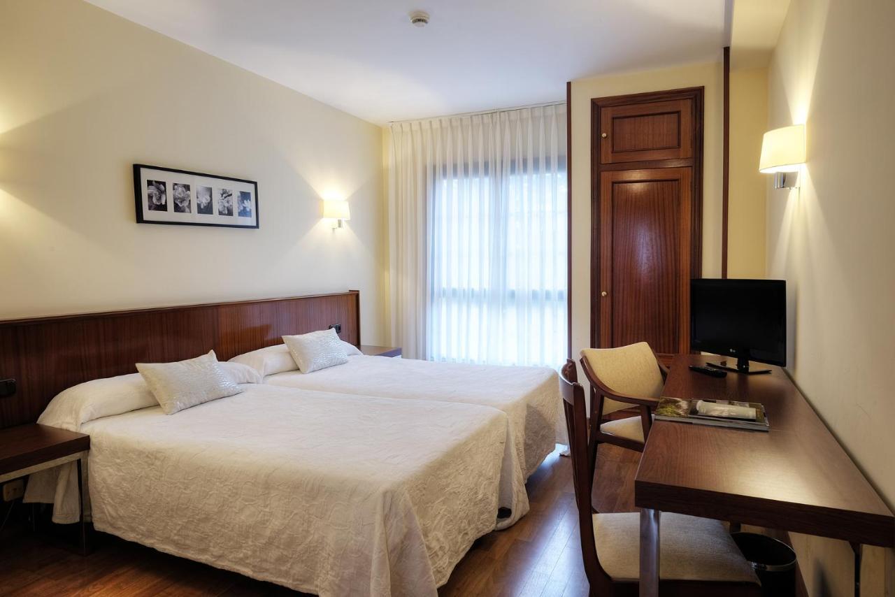 Hotel Y Apartamentos Arias Навія Номер фото