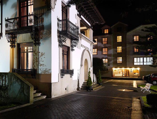 Hotel Y Apartamentos Arias Навія Екстер'єр фото