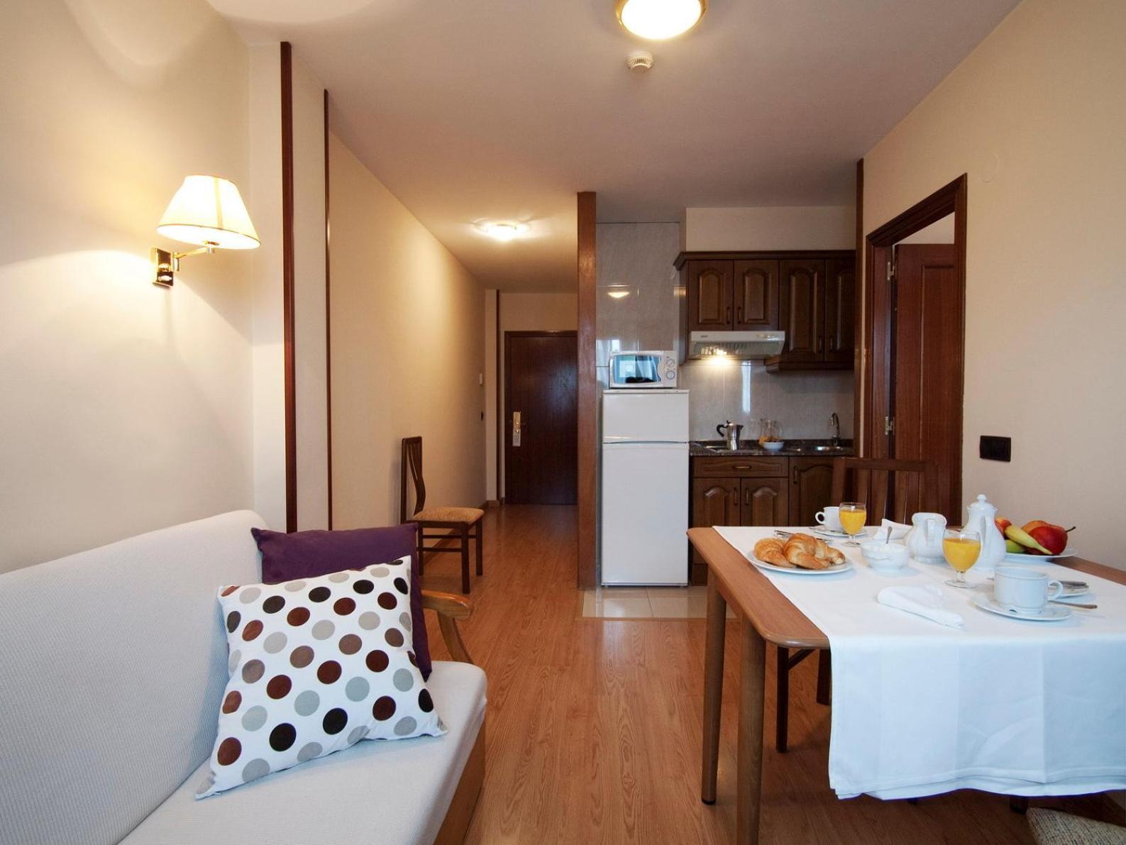 Hotel Y Apartamentos Arias Навія Екстер'єр фото