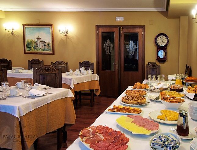 Hotel Y Apartamentos Arias Навія Екстер'єр фото