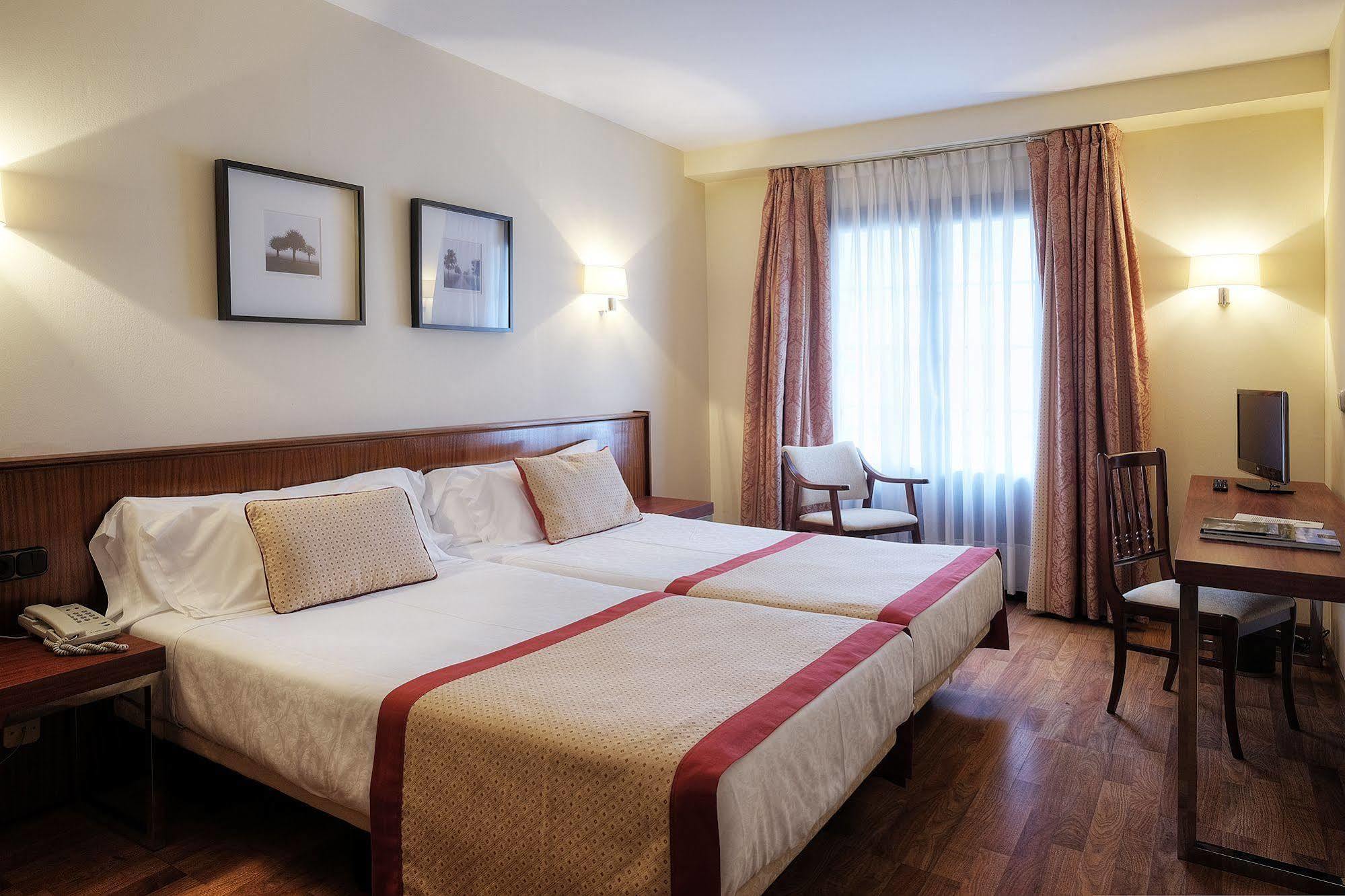 Hotel Y Apartamentos Arias Навія Екстер'єр фото