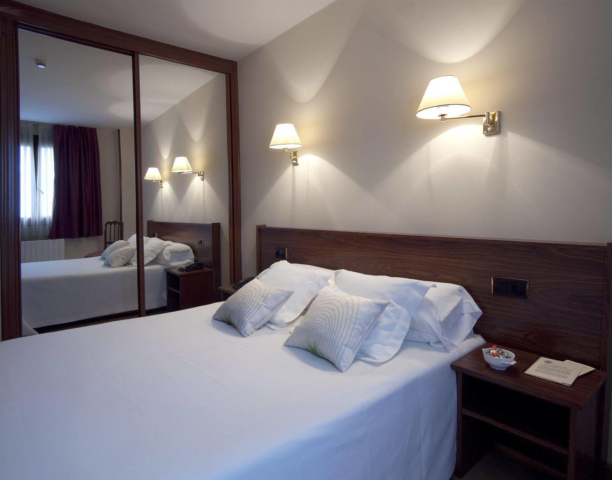 Hotel Y Apartamentos Arias Навія Номер фото
