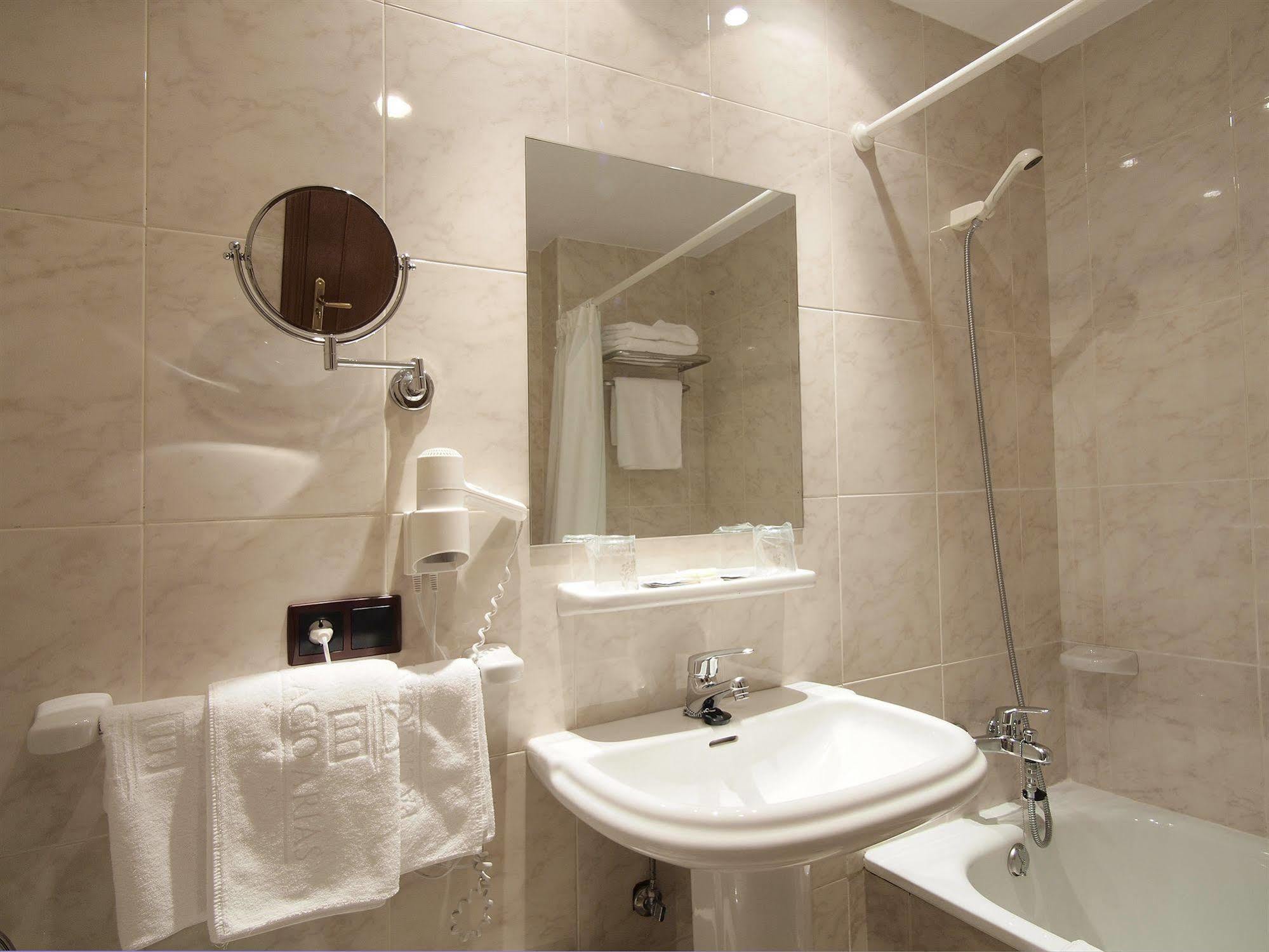 Hotel Y Apartamentos Arias Навія Номер фото