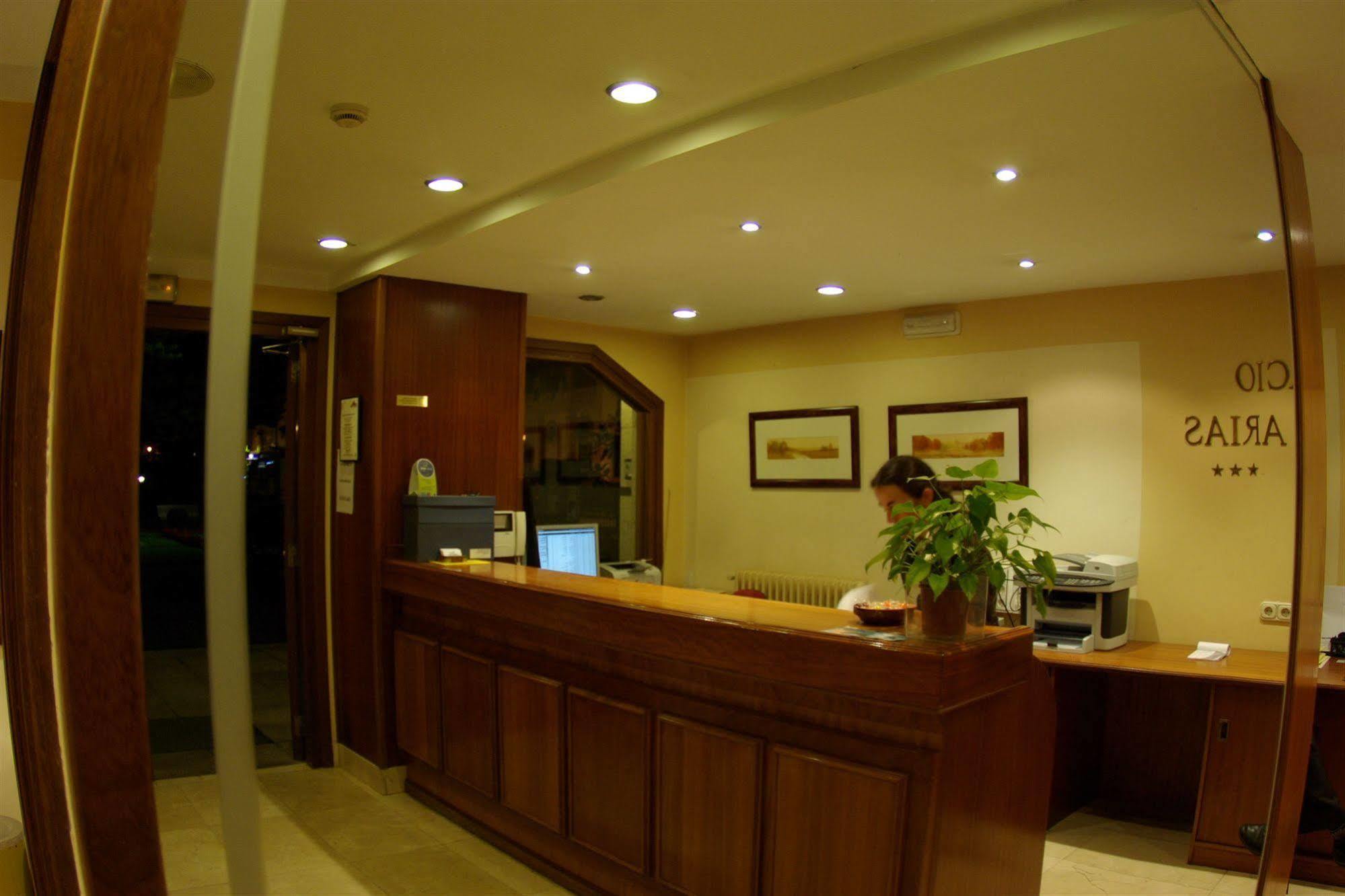 Hotel Y Apartamentos Arias Навія Екстер'єр фото