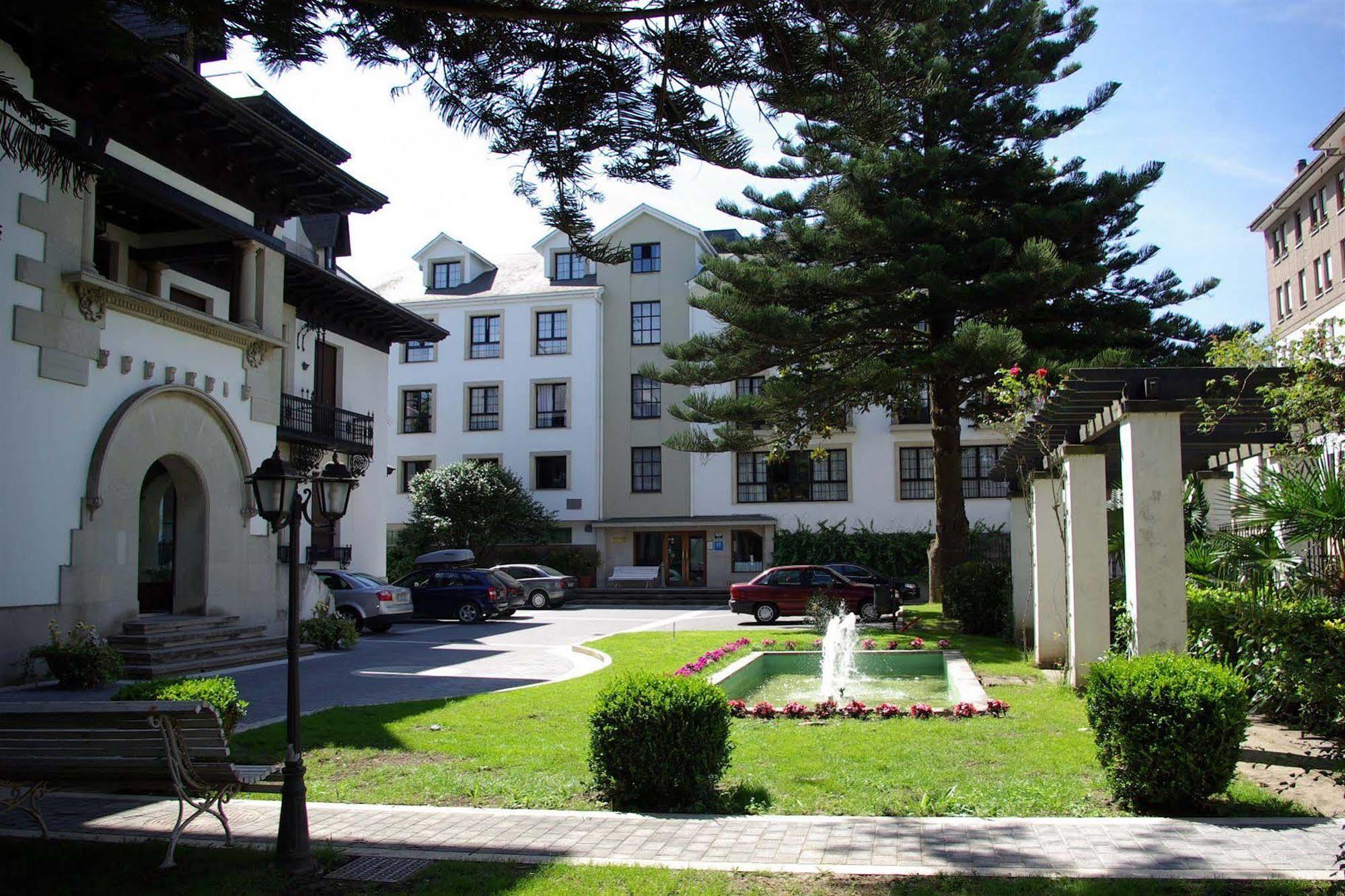 Hotel Y Apartamentos Arias Навія Екстер'єр фото