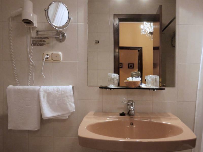 Hotel Y Apartamentos Arias Навія Екстер'єр фото