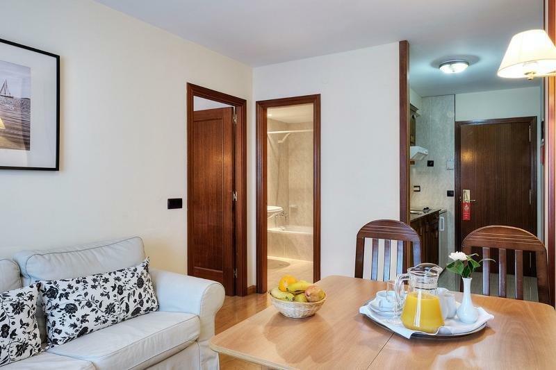 Hotel Y Apartamentos Arias Навія Екстер'єр фото